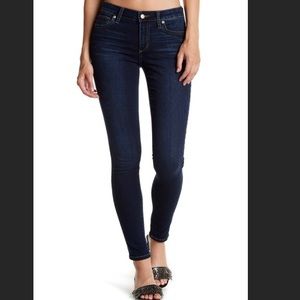 DARK WASH SKINNY JEANS 💙💙